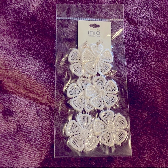 Mia Collection Womens White Flower Earrings - Picture 1 of 5